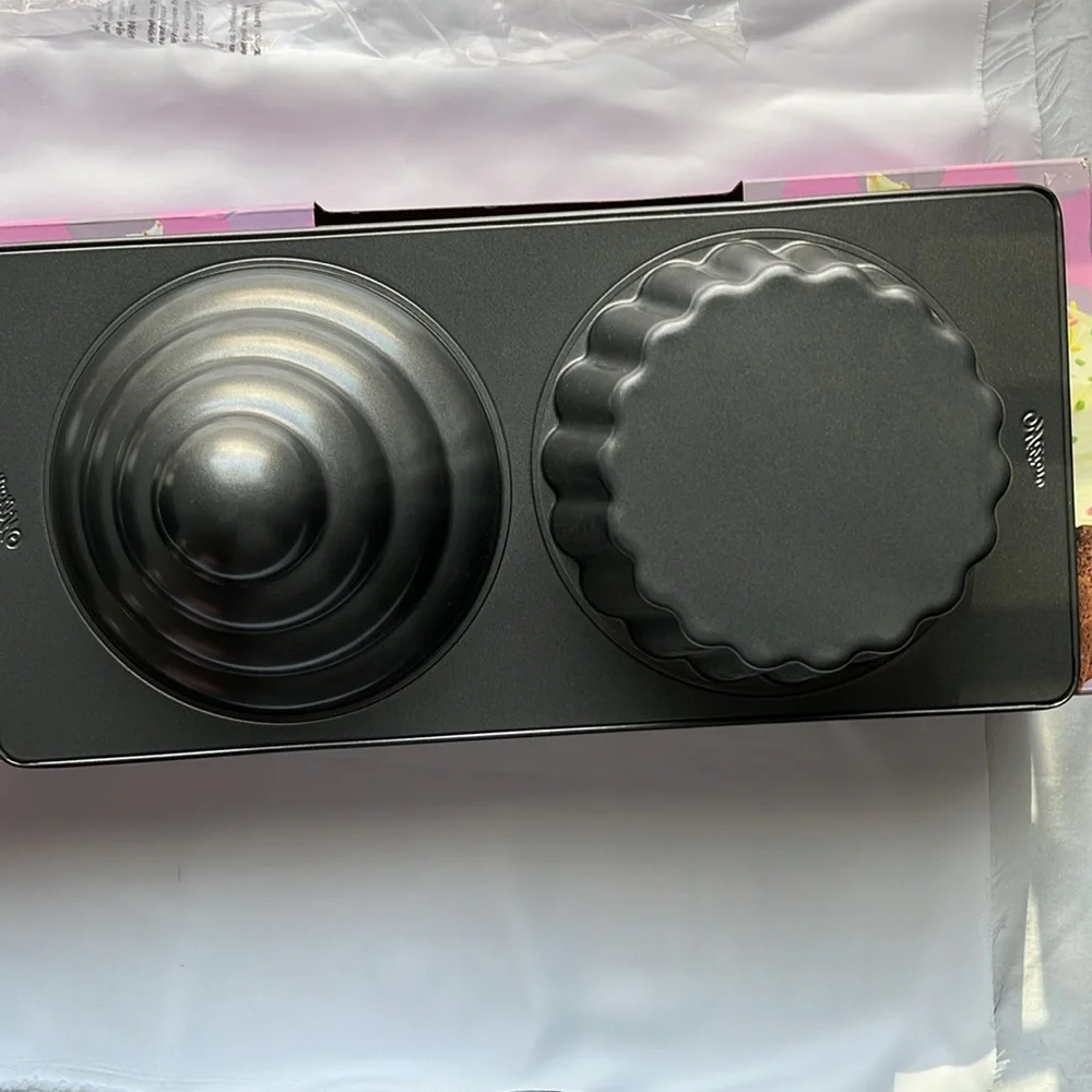 Wilton Jumbo Cupcake Pan - Picture 4 of 5